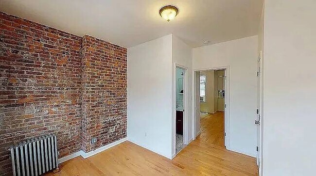 Building Photo - 932 Seneca Ave