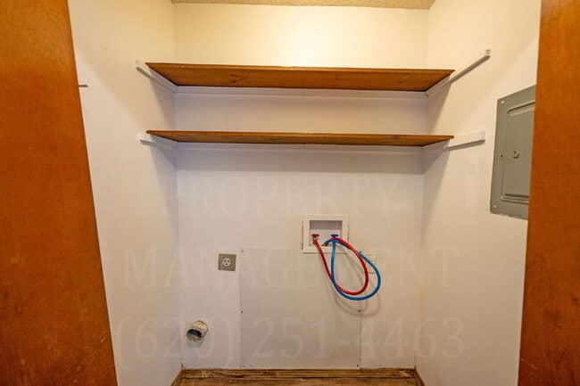 Building Photo - Charming 2-Bedroom Apartment
