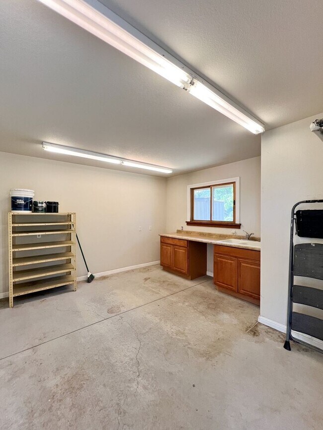 Building Photo - Charming Two Bedroom Country House with Vi...