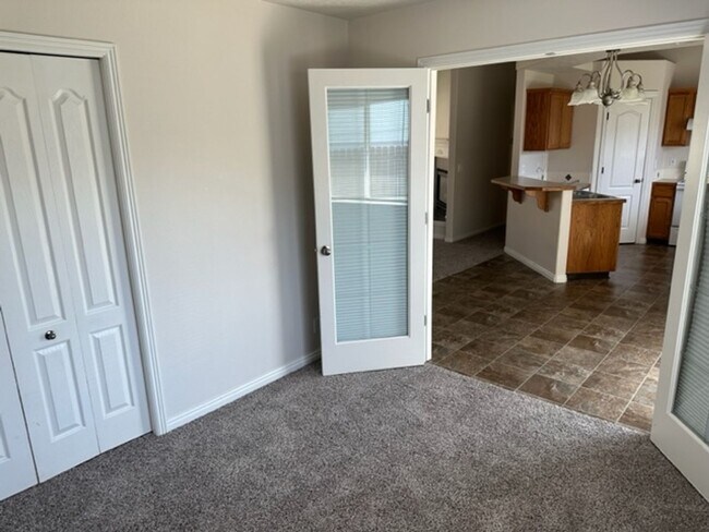 Building Photo - 943 Mount Hood Pl N