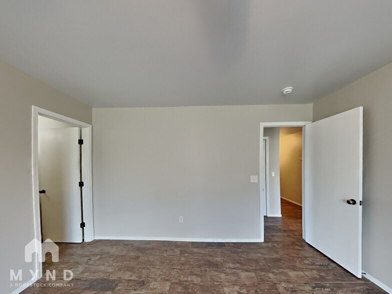 Building Photo - 2550 W Delmar