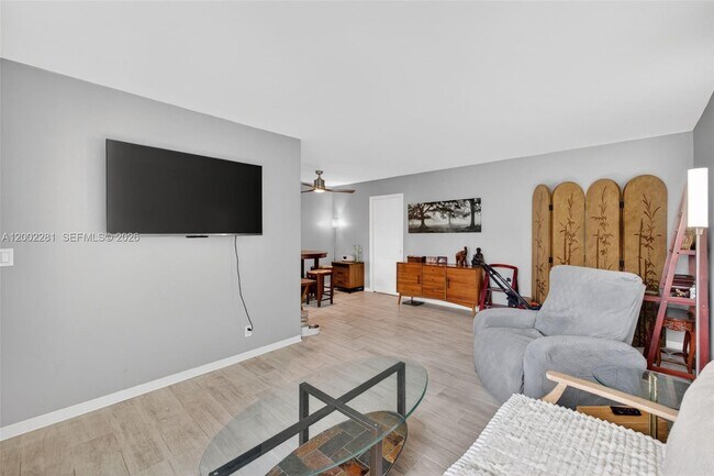 Building Photo - 419 S Crescent Dr