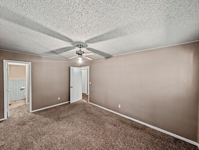 Building Photo - 16 Evesham Ln