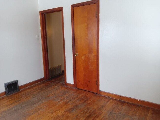 Building Photo - 2 Bedroom Single Family