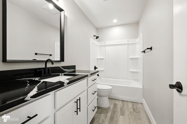 Building Photo - Charming & Updated 4BD/2.5BA!