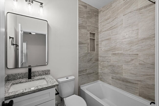 Building Photo - 1318 House St