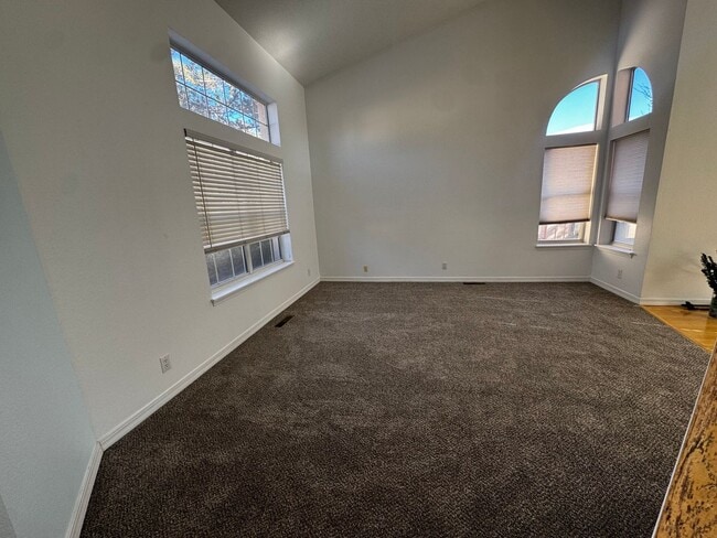 Building Photo - Beautiful 3 bedroom 2 bathroom home.