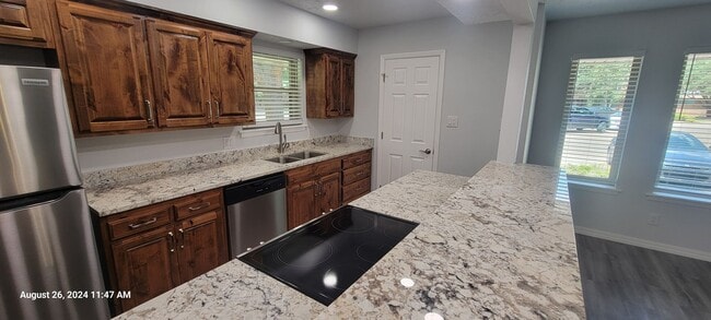 Building Photo - GROUND LEVEL UPDATED COLONIAL PARK CONDO
