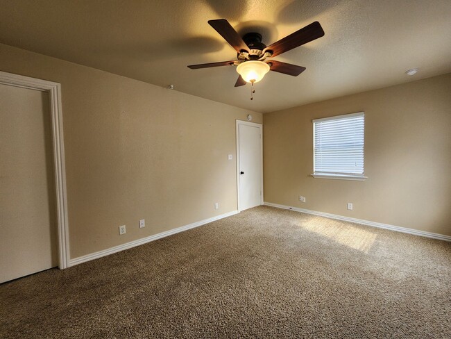 Building Photo - 4/2.5 House With Extra Room Or Office Spac...