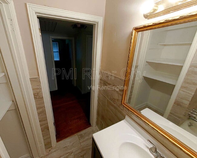 Building Photo - 433 W 70th St