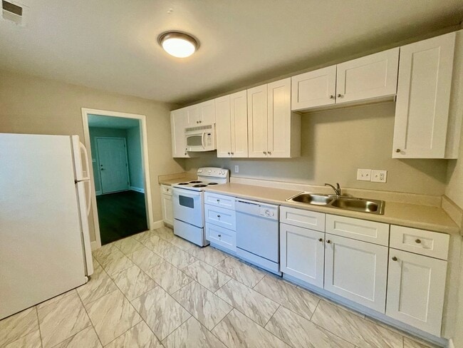 Building Photo - 616 Ligustrum St