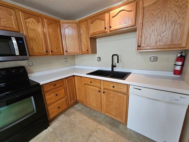 Building Photo - 3 Bedroom 1.5 bath, 2 stall garage Great SE location.