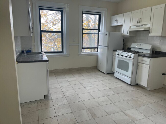 Building Photo - Available now or Dec, Jan MASSIVE TOP FLOOR 1 bed in Pacakrds Corner   EASY EASY CHOICE!