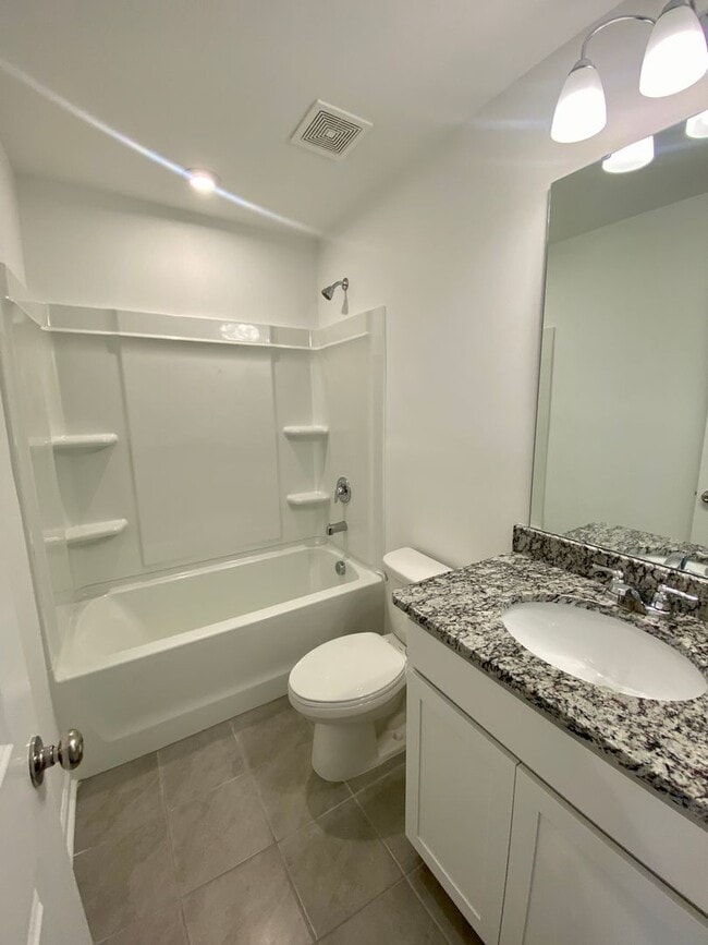 Building Photo - Well Maintained 3BR/2.5BA Townhouse in Pringle Townes; Available July 10