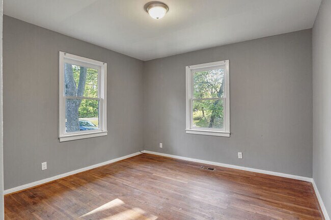 Building Photo - 402 Carver Ave