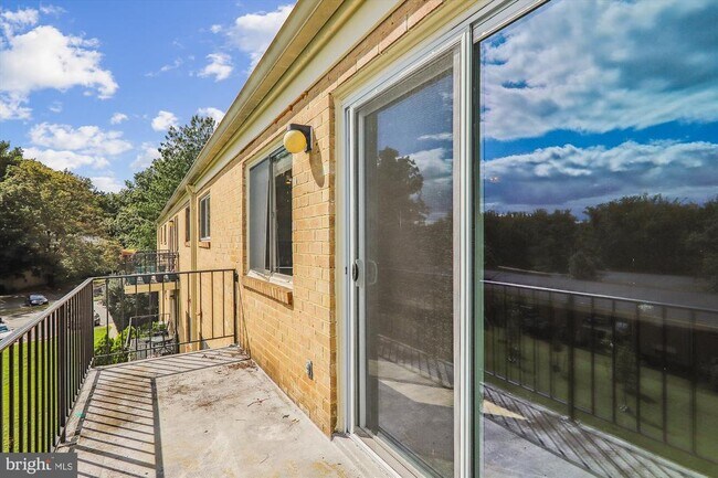 Building Photo - 10631 Montrose Ave