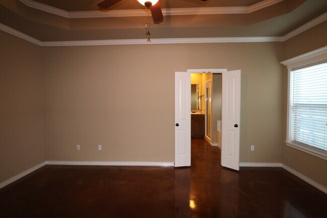 Building Photo - 4  Bedroom Single Famly Home -  Available ...