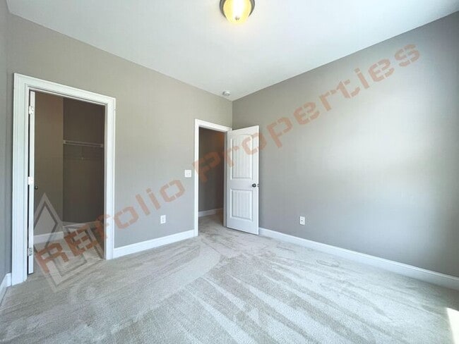 Building Photo - Beautiful 3 Bedroom Townhome with 3rd Floo...