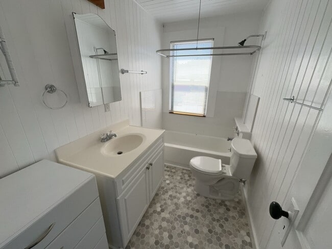Building Photo - 166 Wildwood Ave