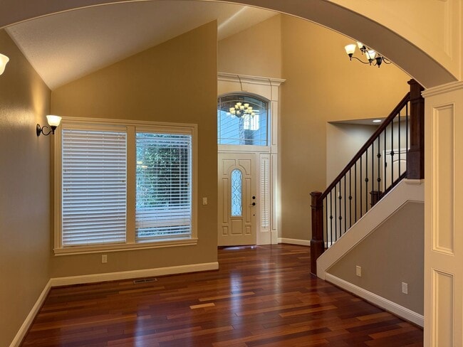 Building Photo - Goregous 5 Bedroom Home! Great Location! Vaulted Ceilings! Fenced Yard! 3- Car Garage & More!