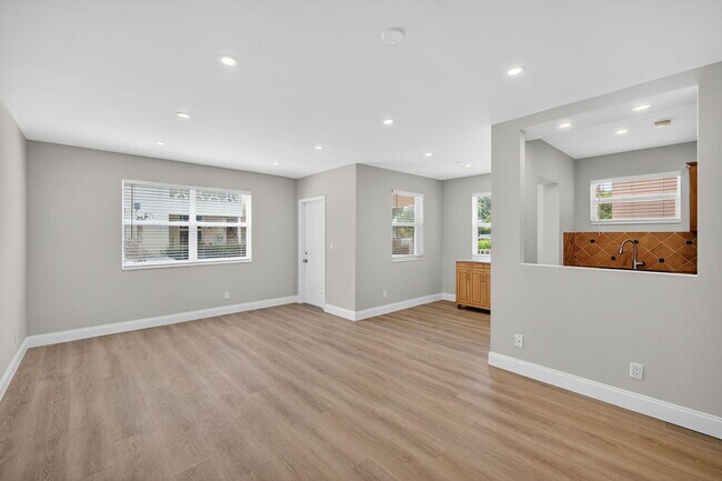 Building Photo - 2591 NE 55th Ct