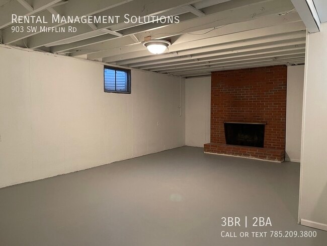 Building Photo - *RETRO KITCHEN & HUGE BASEMENT* 903 SW Mif...