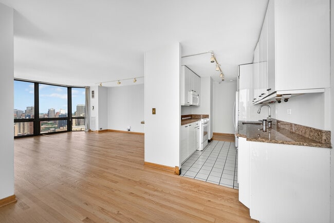 Building Photo - 2650 N Lakeview Ave