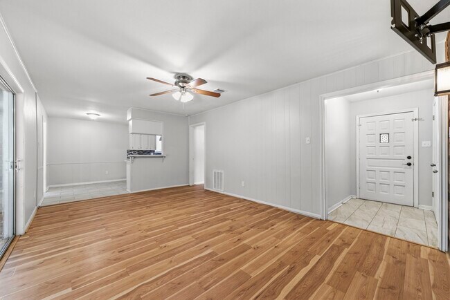 Building Photo - 3507 Lake Ridge Bend