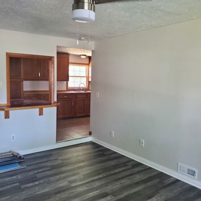 Building Photo - 3 bdrm Bungalow House For Rent!!!
