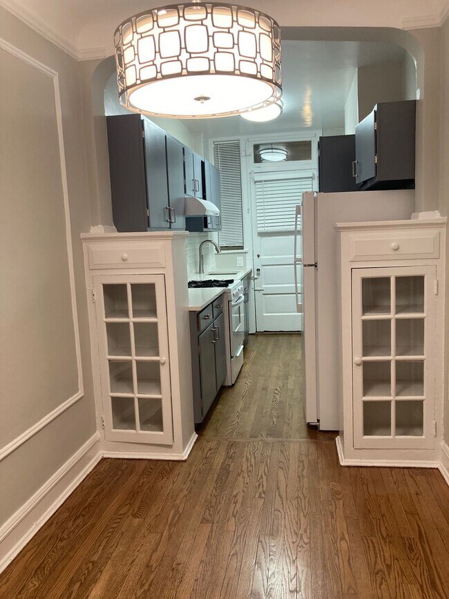 Building Photo - Recently Renovated East Rogers Park One Bedroom - Pets Welcome!
