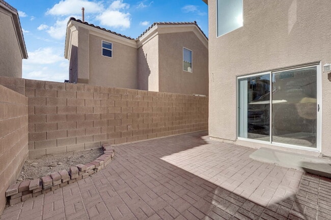 Building Photo - Beautiful 3-bedroom, 2.5-bathroom home loc...