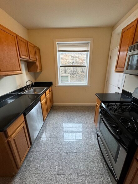 Primary Photo - 2440 N Hamlin Ave