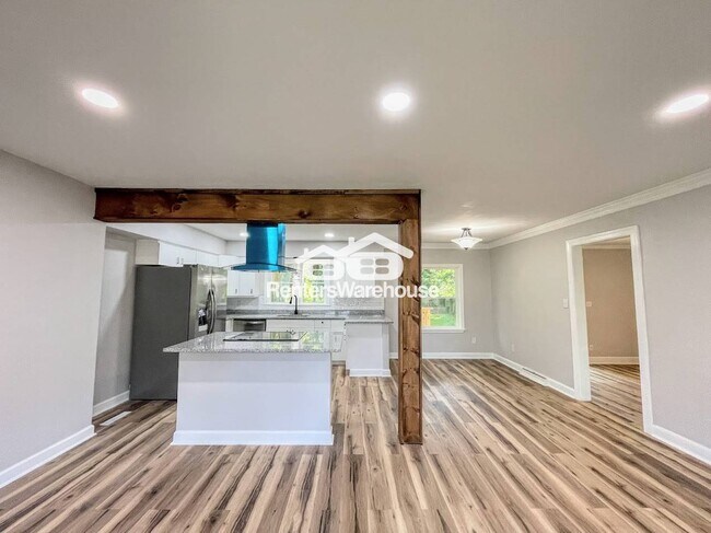 Building Photo - 5 Paddock Dr