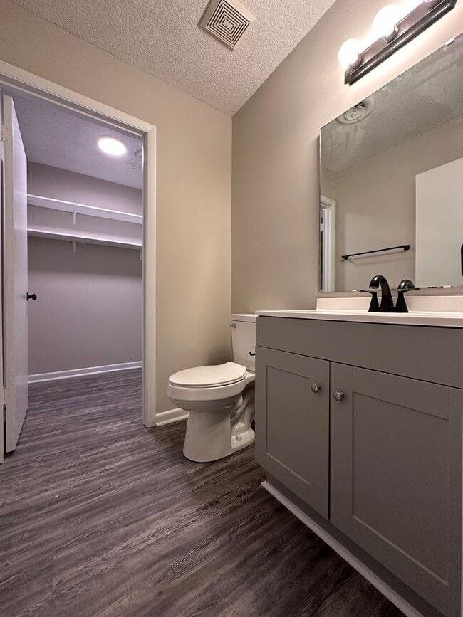 Building Photo - Convenient, in town living with garage!