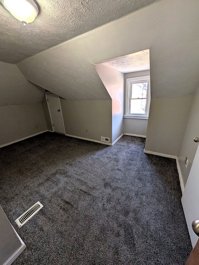 Building Photo - 817 S Newton Ave