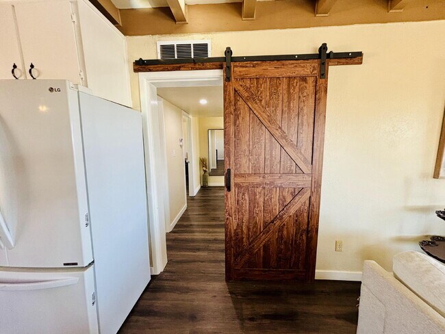 Building Photo - 4 bedrooms, 2 kitchens, 2.5 bathrooms, lau...