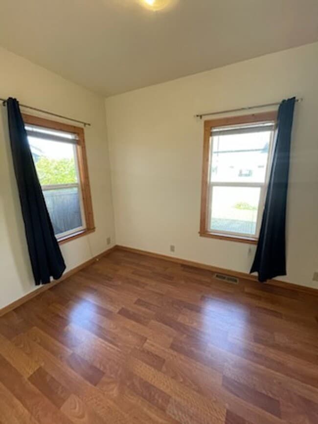 Building Photo - Conveniently located 3/1 Arcata Home