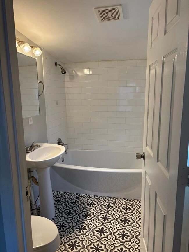 Building Photo - AVAILABLE NOW at a Good Price. 1 Bed 1 Bath FOR LEASE in Columbia. $700 Rent.