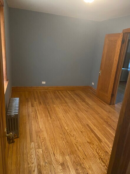 Building Photo - 5312 W Wrightwood Ave
