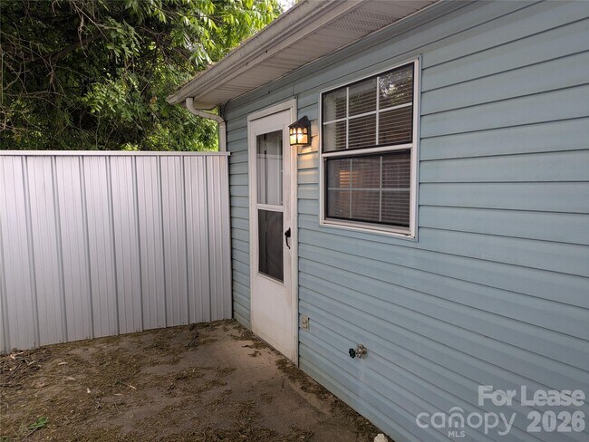 Building Photo - 252 Lytton St
