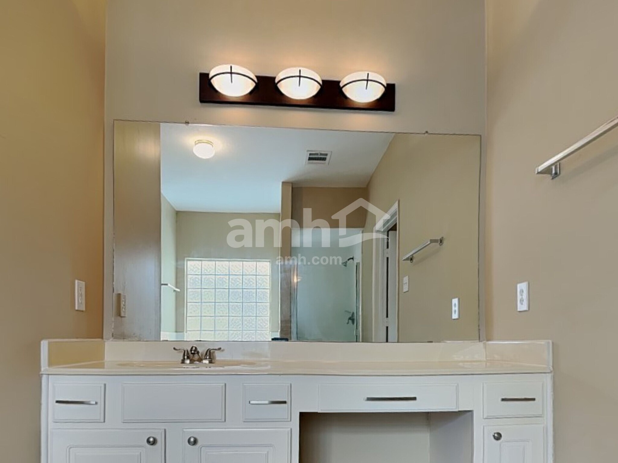 Building Photo - 11911 Lakewood Hills Dr