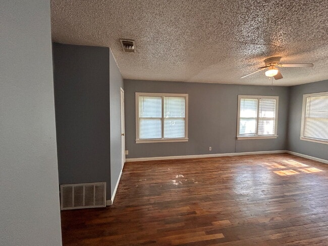 Building Photo - 3 bedroom 2 bathrooms