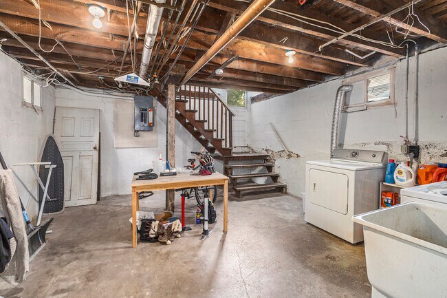 Building Photo - 415 N Thayer St