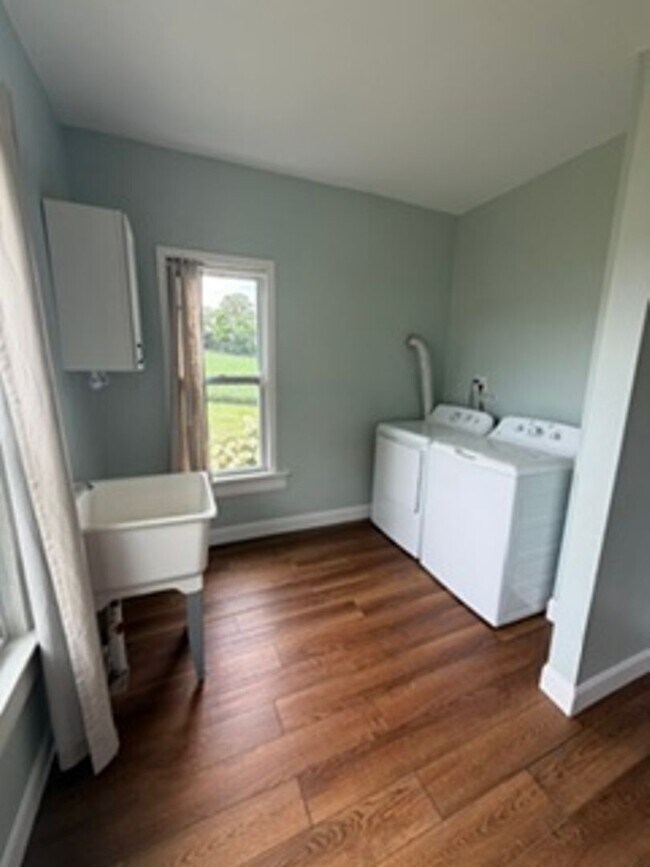 Building Photo - Three bedroom home