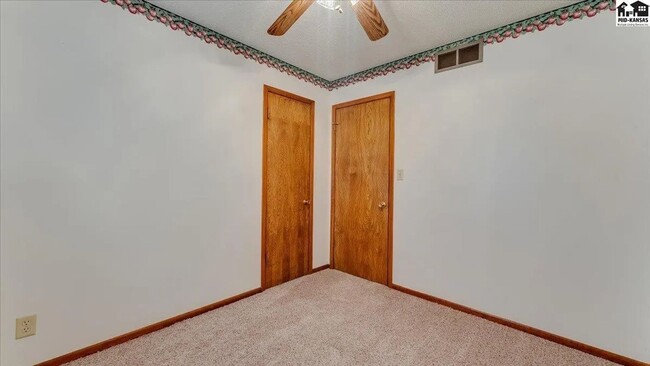 Building Photo - 3 bedroom, 1.5 bath, 2 car garage - Great ...
