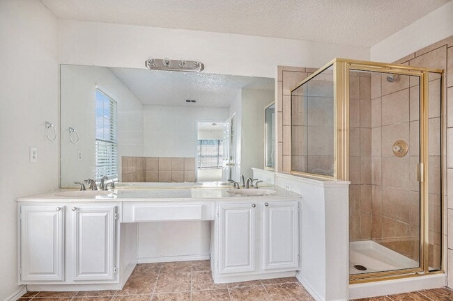 Building Photo - 8201 Cloverglen Ln