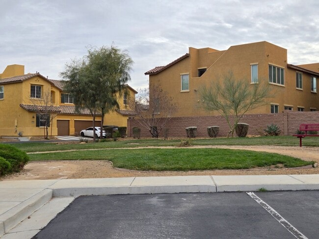 Building Photo - Guard Gated wonderful community 3 Bedroom Townhome!