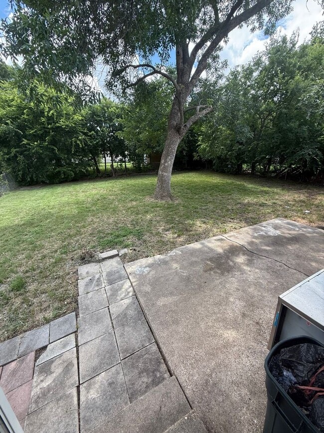 Building Photo - Beautiful Cottage newly remodel!! LOVE thi...