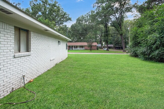 Building Photo - 1027 Tanglewood Dr