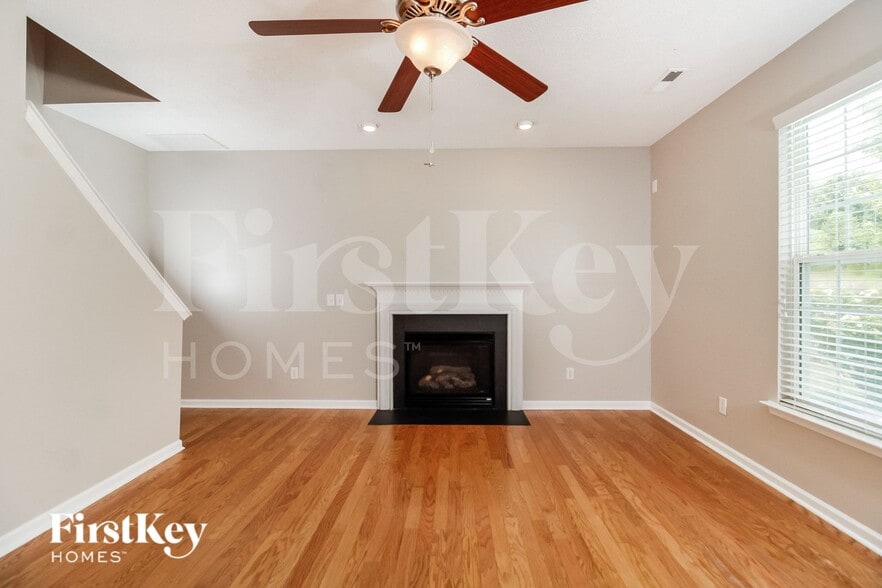 Building Photo - 6161 Glen Way Dr